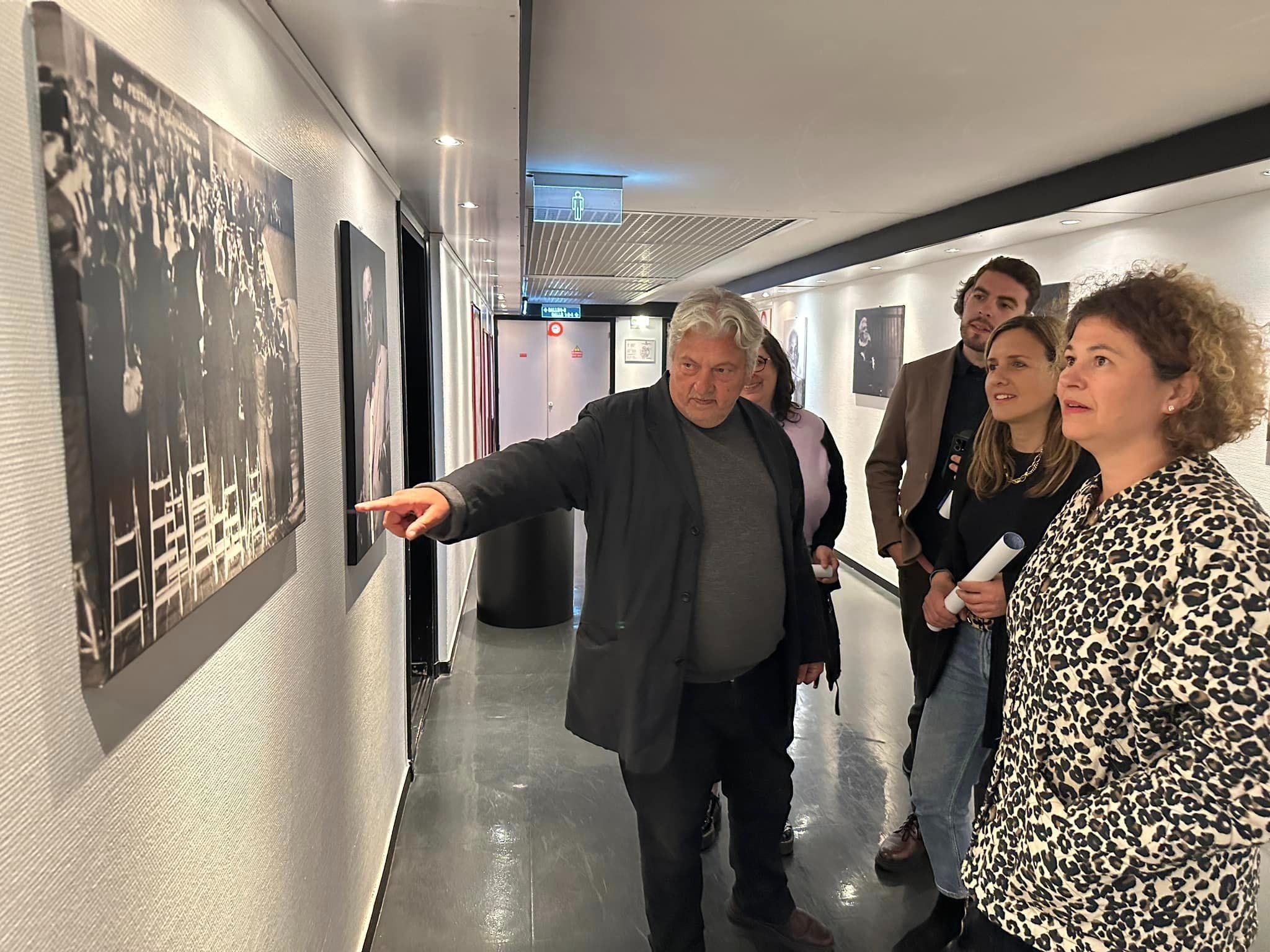 Franck Stromme présente les différents clichés qu'il a pu prendre durant le festival de Cannes. Credit Photo : Ville de Poissy