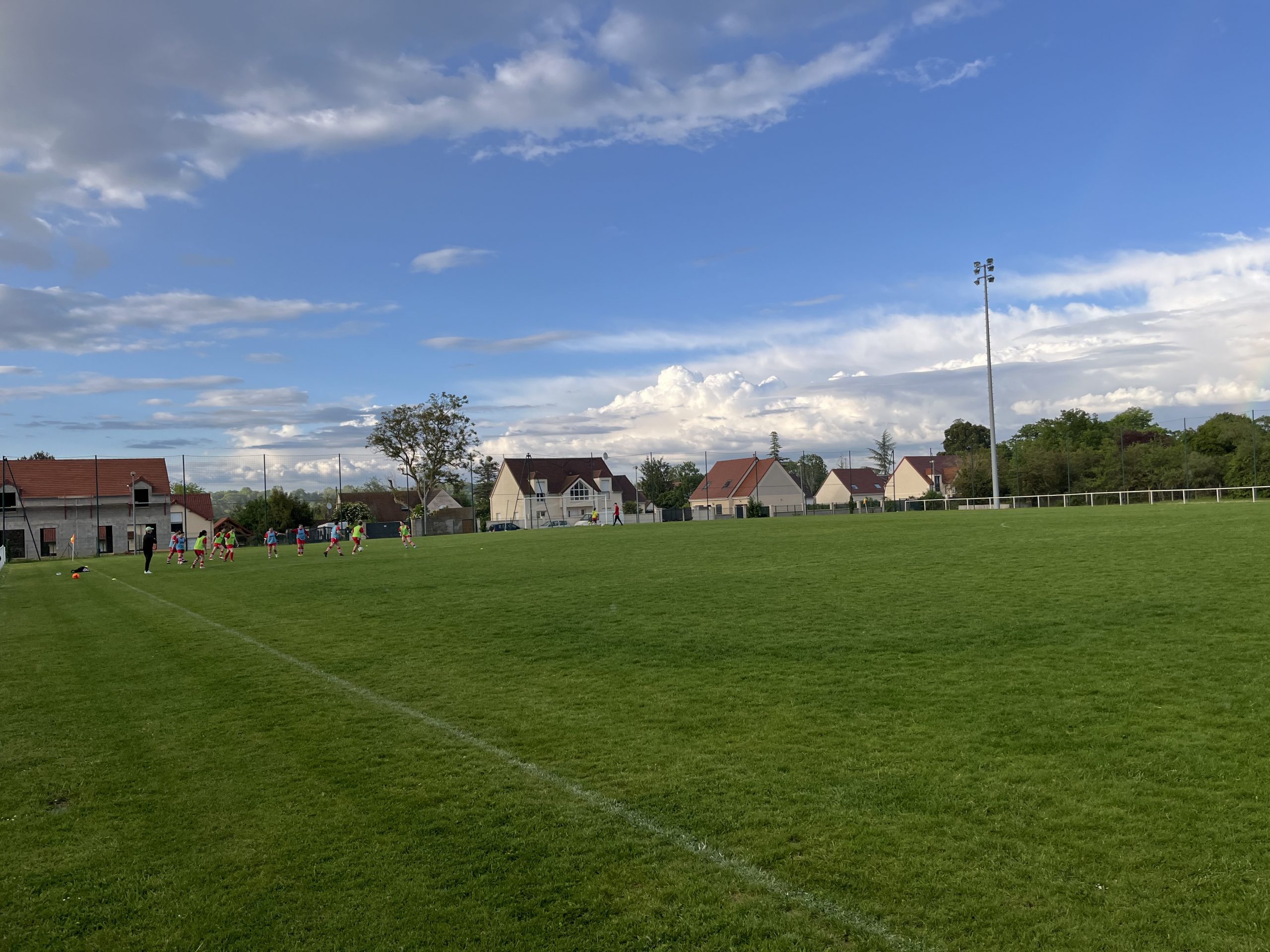 Une des demandes de la part du CSM Rosny serait d'avoir un terrain synthétique au sein du stade Roland Leduc.
