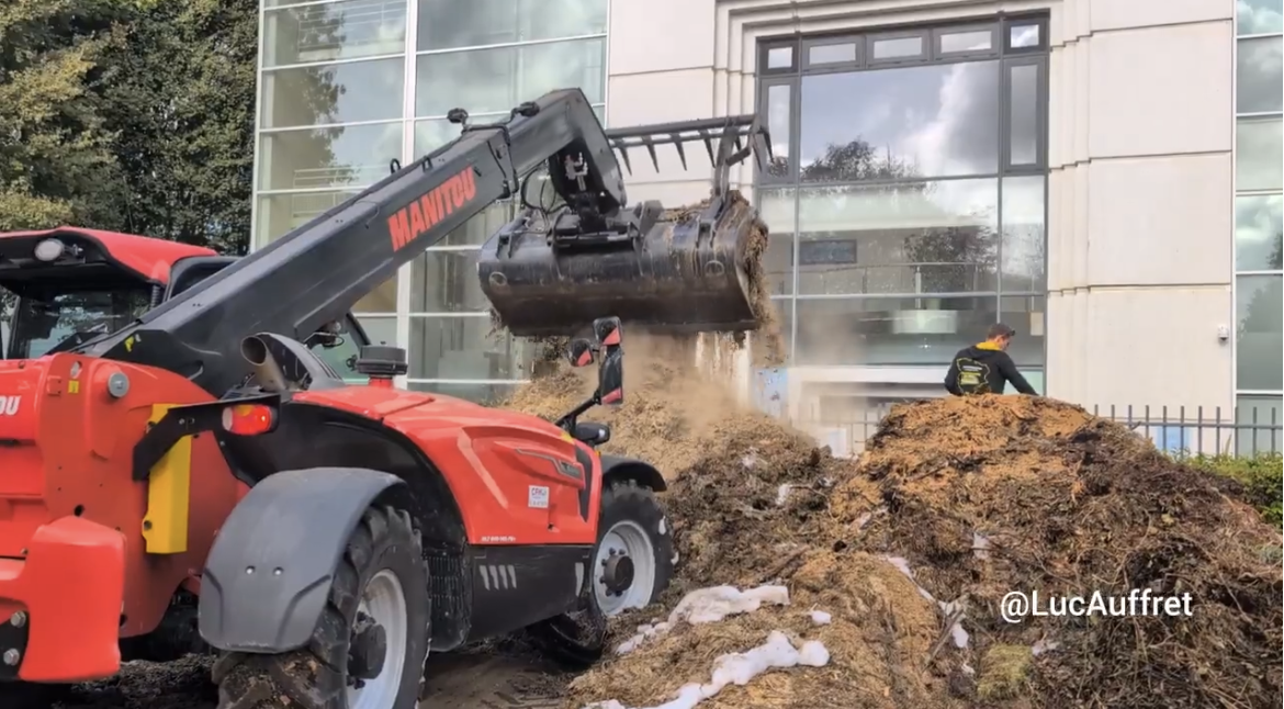Guyancourt : des agriculteurs déversent de la terre devant le centre des impôts pour protester contre la hausse du carburant